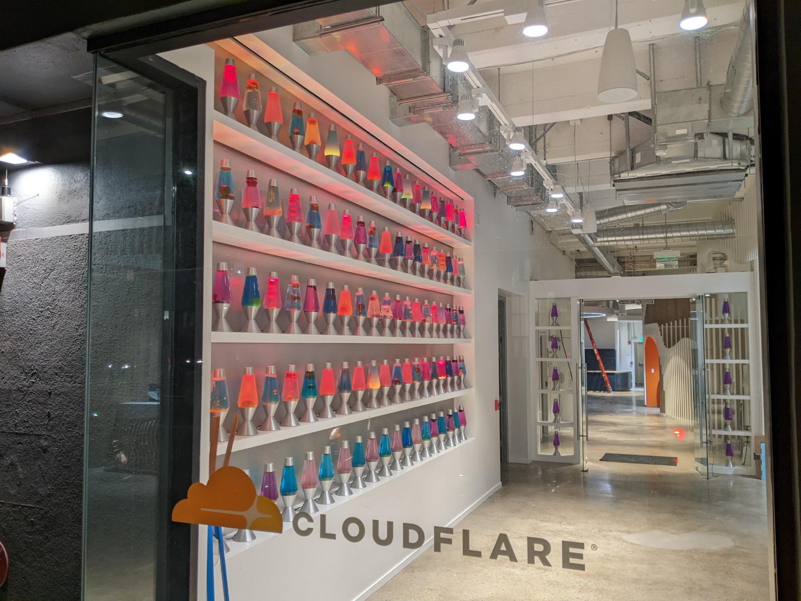 Стіна лава-ламп у офісі Cloudflare, з якої компанія бере випадковість для криптоключів