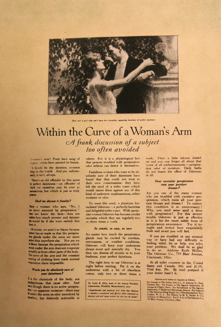 Реклама Odorono «Всередині вигину жіночої руки» з Ladies' Home Journal, 1919 рік: романтична пара вгорі й довгий «відвертий» текст про делікатну тему внизу, з адресою компанії в Цинциннаті. Фото: Smithsonian / J. Walter Thompson Archives, Duke University, через Wikimedia Commons