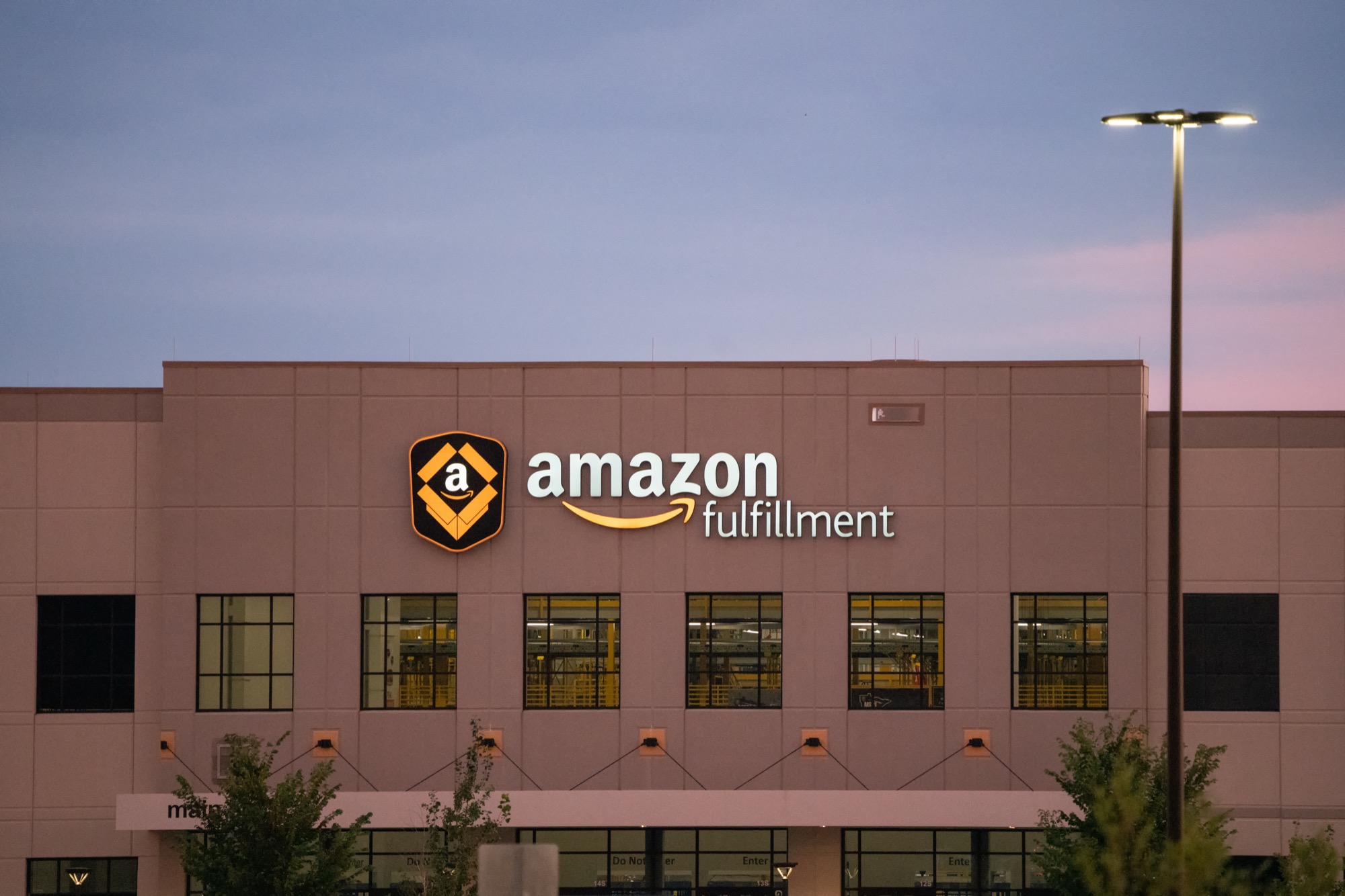 Фулфілмент-центр Amazon MSP1 у Шакопі, Міннесота. Amazon виграв не аукціоном і не мережевим ефектом, а тим, що взяв на себе склад, доставку і повернення, тобто все, що eBay лишав на розсуд продавця. Фото: Wikimedia Commons
