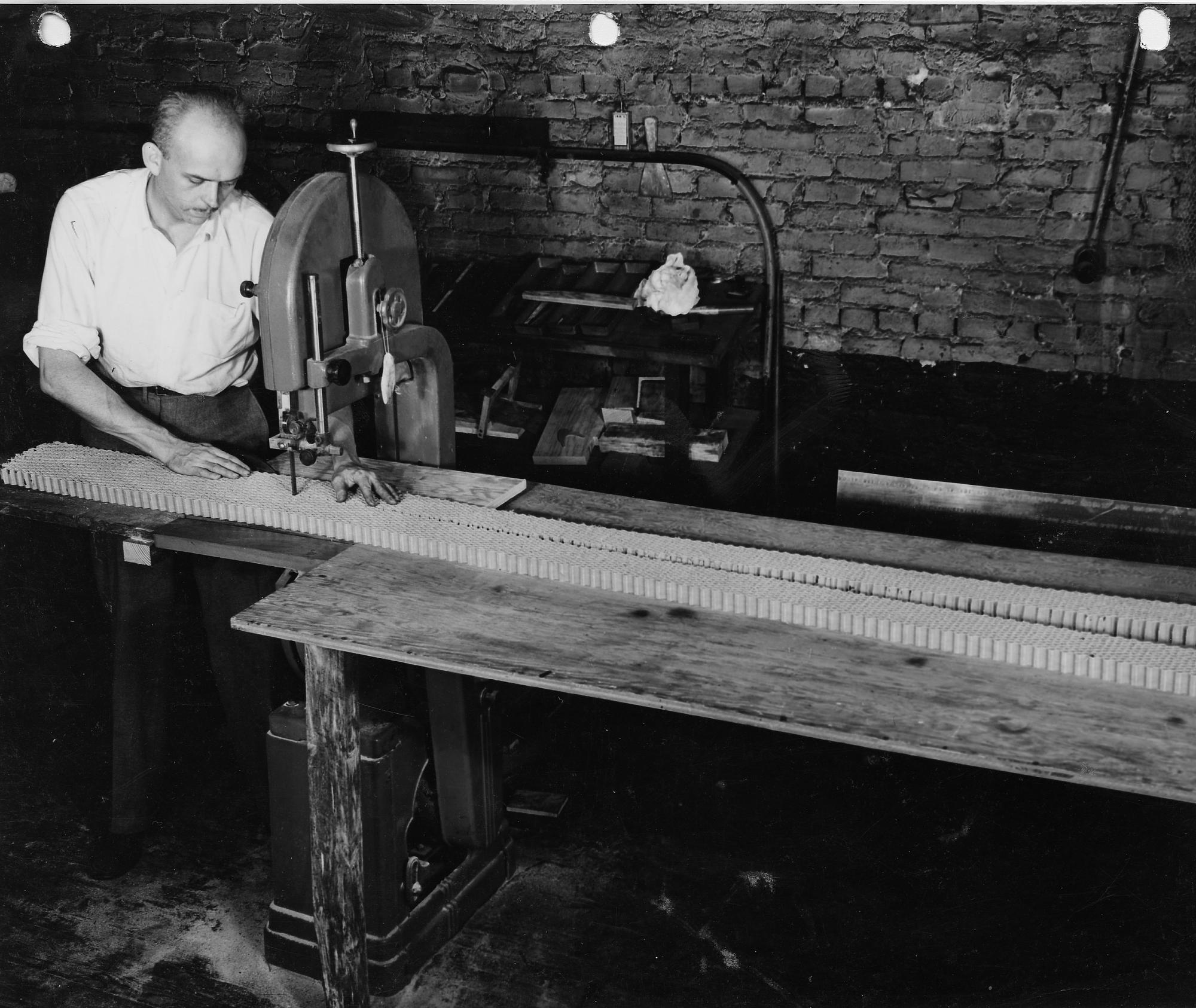 Гед у власній майстерні близько 1947 року ріже стільниковий сердечник для лиж. Фото: Howard Head Papers, Smithsonian